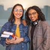amigos-sorridentes-posando-junto-com-livros