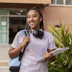estudantes-universitarios-de-diferentes-etnias-lotando